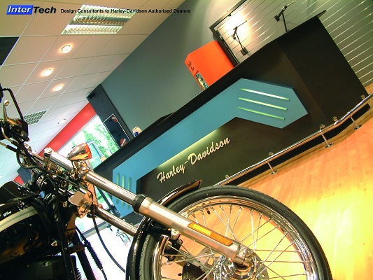 Foto de "Trespa Virtuon en salas de exposición de Harley Davidson"