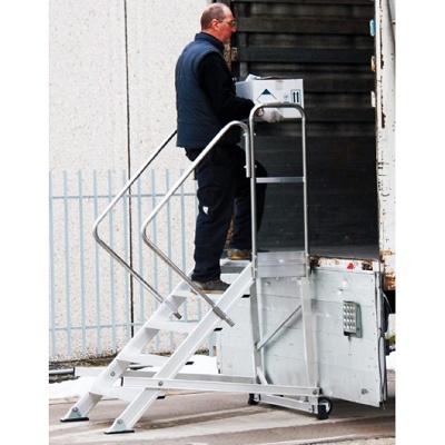 Escalera con plataforma Tucano - Ferretería - Escalera con plataforma